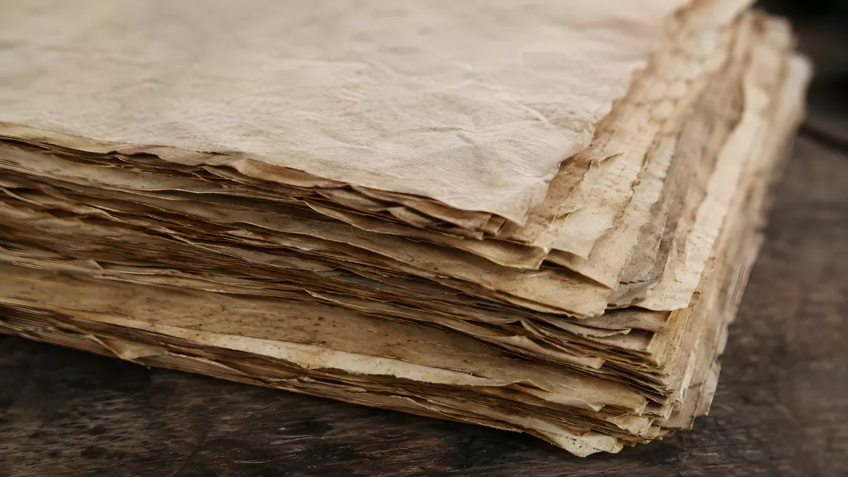Vergilbte alte Papierstapel aus vergangenen Zeiten