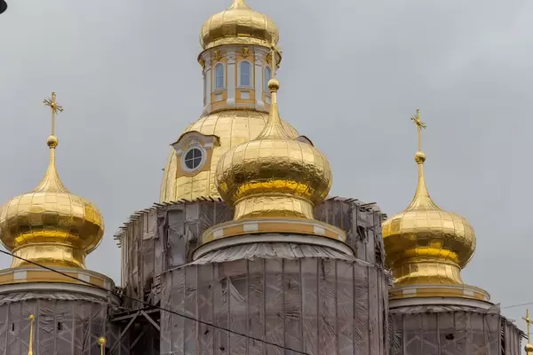 Vergoldete Kuppeln der Vladimirskaya-Kirche in Sankt Petersburg