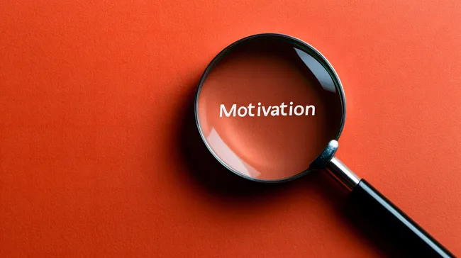 Vergrößerungsglas auf rotem Hintergrund zeigt 'Motivation'