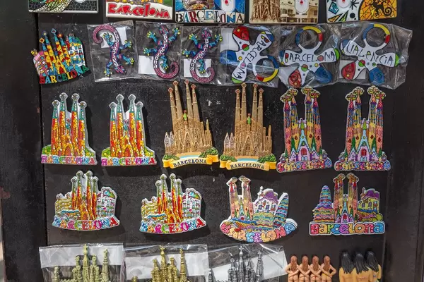 Verkauf von Magnete als Souvenirs und Mitbringsel mit Motiv der Antoni Gaudi - Basilika "Sagrada Familia" in Barcelona (Spanien)