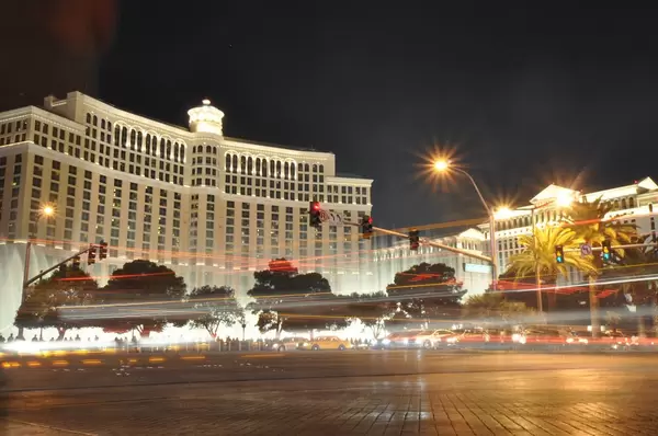 Verkehr vor Bellagio und Caesars Palace in Las Vegas - Langzeitbelichtung