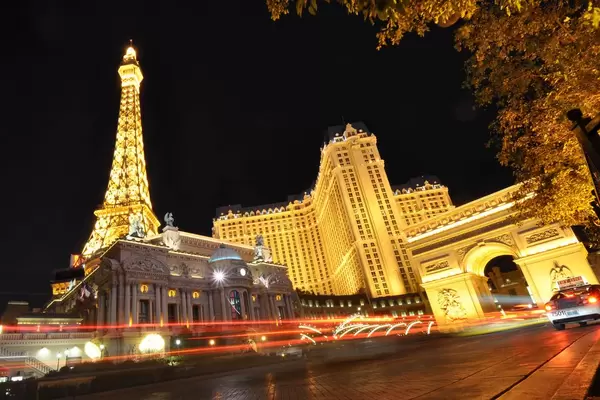 Verkehr vor dem Chateau Nightclub in Las Vegas - Langzeitbelichtung