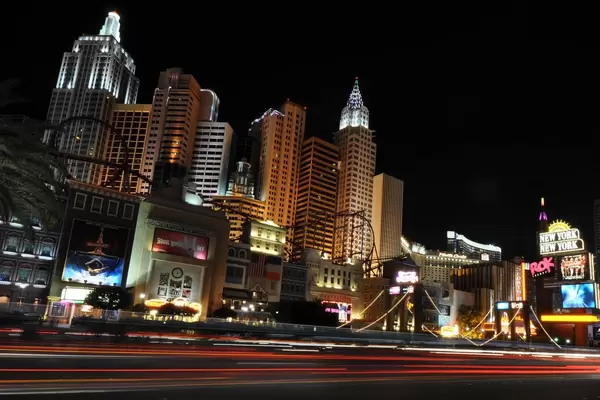 Verkehr vor dem New York-New York Hotel and Casino in Las Vegas - Langzeitbelichtung