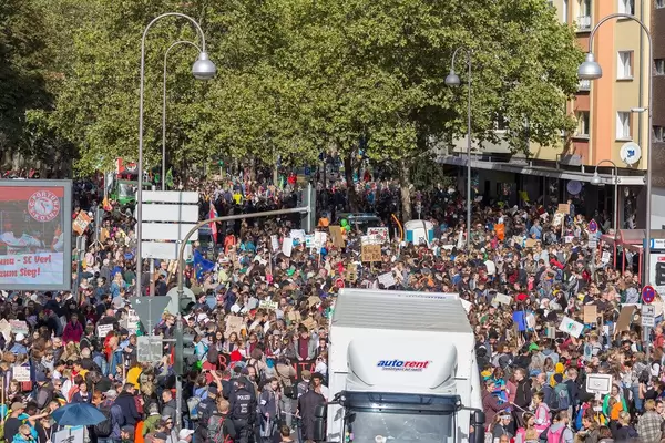 Verkehrschaos durch Klimastreik: Alle-fürs-Klima-Demonstranten am Hans-Böckler-Platz in Köln