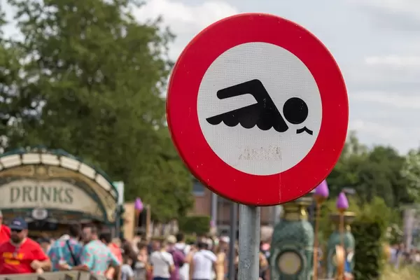 Verkehrszeichen beim See zeigt dass Schwimmen auf dem Tomorrowland Festival verboten ist