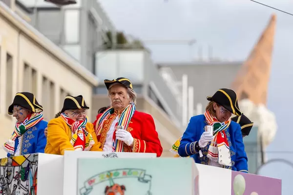 Verkleidet als Kapitäne auf einem Wagen stehend - Kölner Karneval 2018