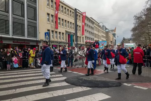 Verkleidete Feuerwehrleute beim Rosenmontagszug - Kölner Karneval 2018
