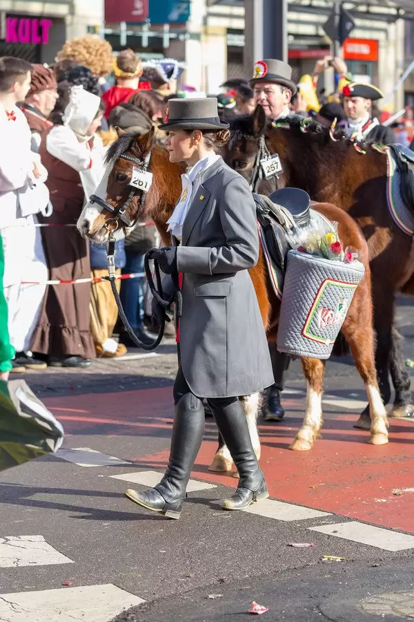 Verkleidete Frau führt ein Pony an der Leine - Kölner Karneval 2018
