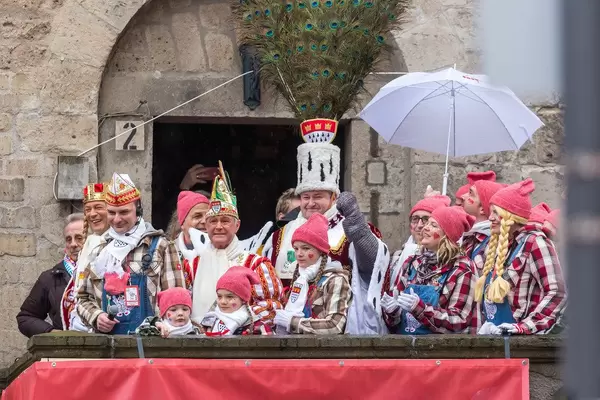 Verkleidete Jecken, Kölner Dreigestirn Prinz Christian II., Bauer Frank Breuer, Jungfrau Griet aka Ralf Schumacher und Zugleiter Holger Kirsch