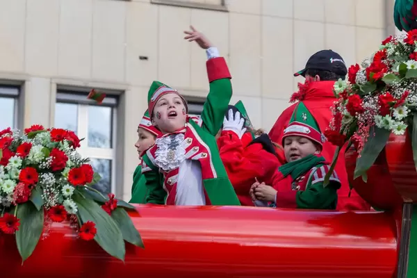 Verkleidete kleine Jungs im Wagen beim Rosenmontagszug - Kölner Karneval 2018
