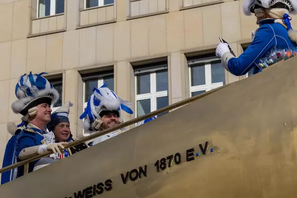 Verkleidete Männer auf der Dicken Berta - Kölner Karneval 2018