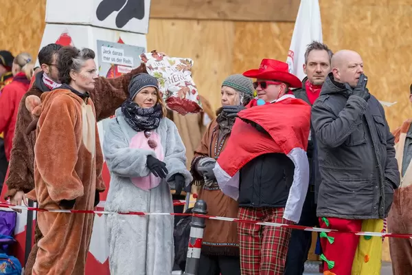 Verkleidete Zuschauer beobachten das Geschehen - Kölner Karneval 2018