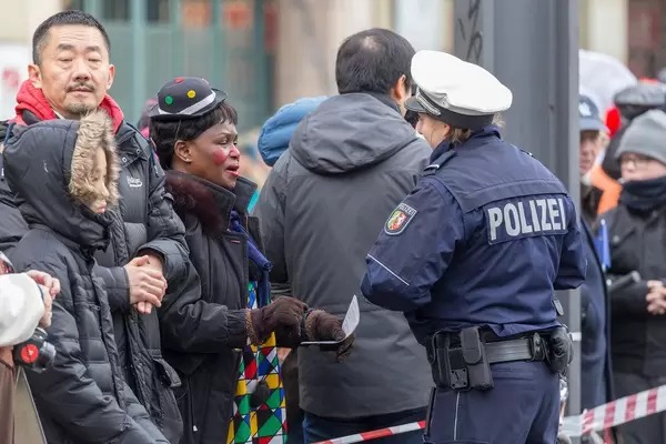 Verkleidete Zuschauerin unterhält sich mit einer Polizeibeamtin - Kölner Karneval 2018