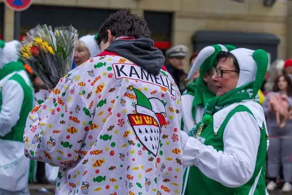 Verkleideter Mann mit Aufschrift Kamelle auf dem Rücken - Kölner Karneval 2018