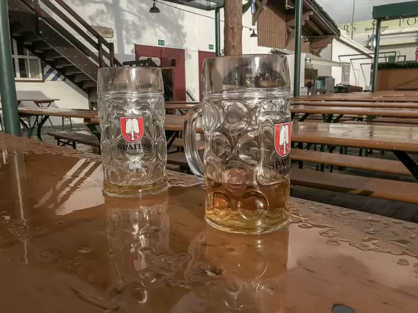 Verlassene Bierkrüge nach Regen auf Oktoberfest