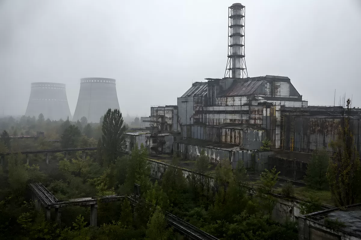 Verlassenes Kernkraftwerk im dichten Nebel