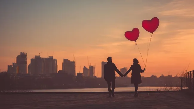 Verliebtes Paar mit Herzballons vor Skyline