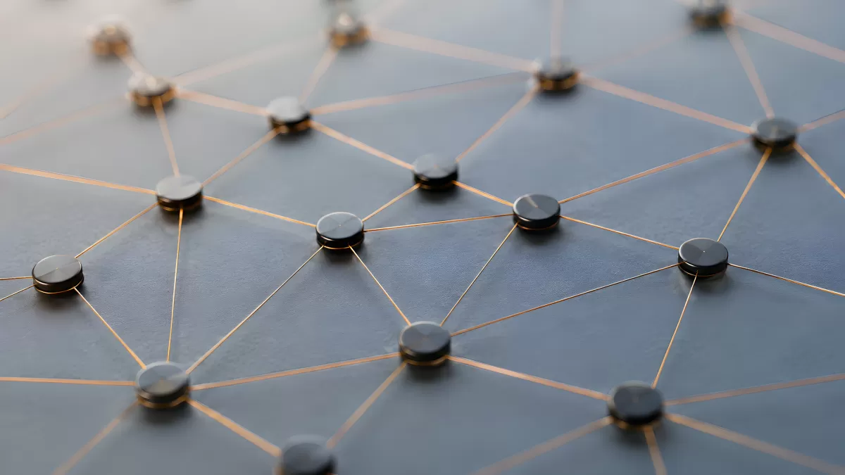 Vernetztes System aus Knoten und goldenen Verbindungslinien