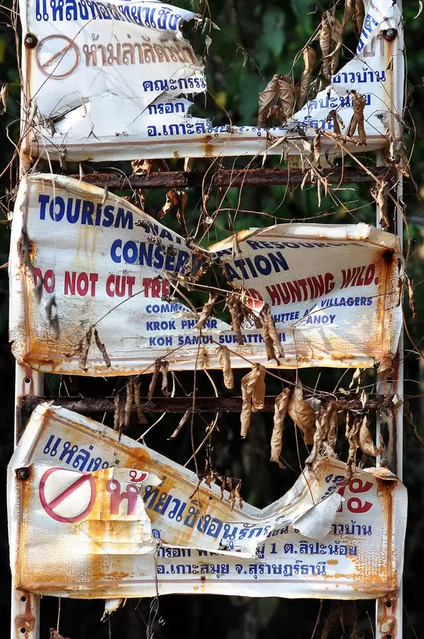 Vernichtete Jagdverbot Schilder in Thailand