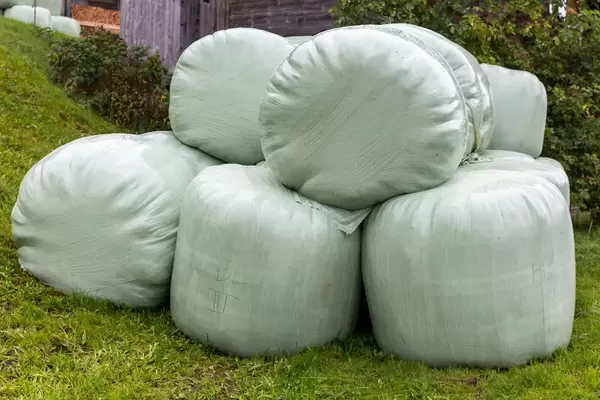 Verpackte Heuballen auf einem Bauernhof in Alpbach, Tyrol