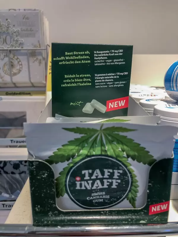 Verpackung des neuen "Taff Inaff" Cannabis Kaugummis mit CBD Gehalt aus der Schweiz: baut Streß ab, schafft Wohlbefinden und erfrischt den Atem