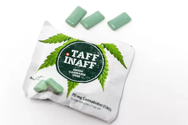 Verpackung von Taff Inaff Schweizer Kannabis-Kaugummi enthält CBD, mit grünen Kaugummis auf weißem Untergrund