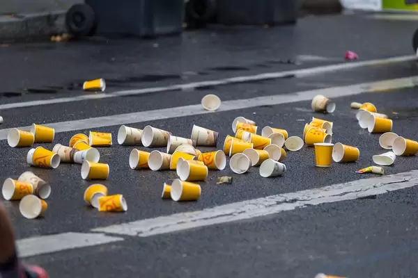 Verpflegung beim Frankfurt Marathon - leere Becher auf dem Boden