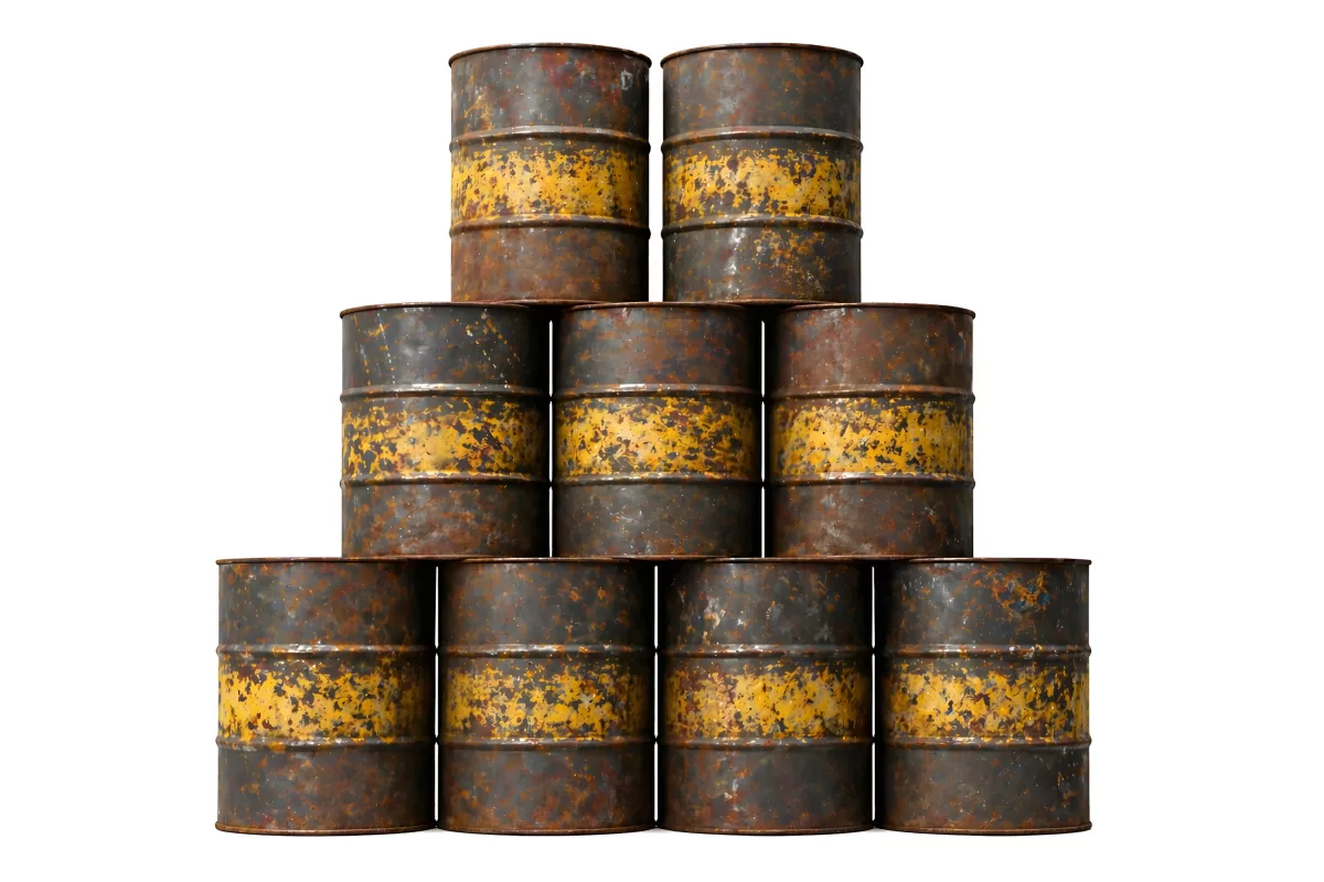 Verrostete Ölfässer pyramidenförmig gestapelt