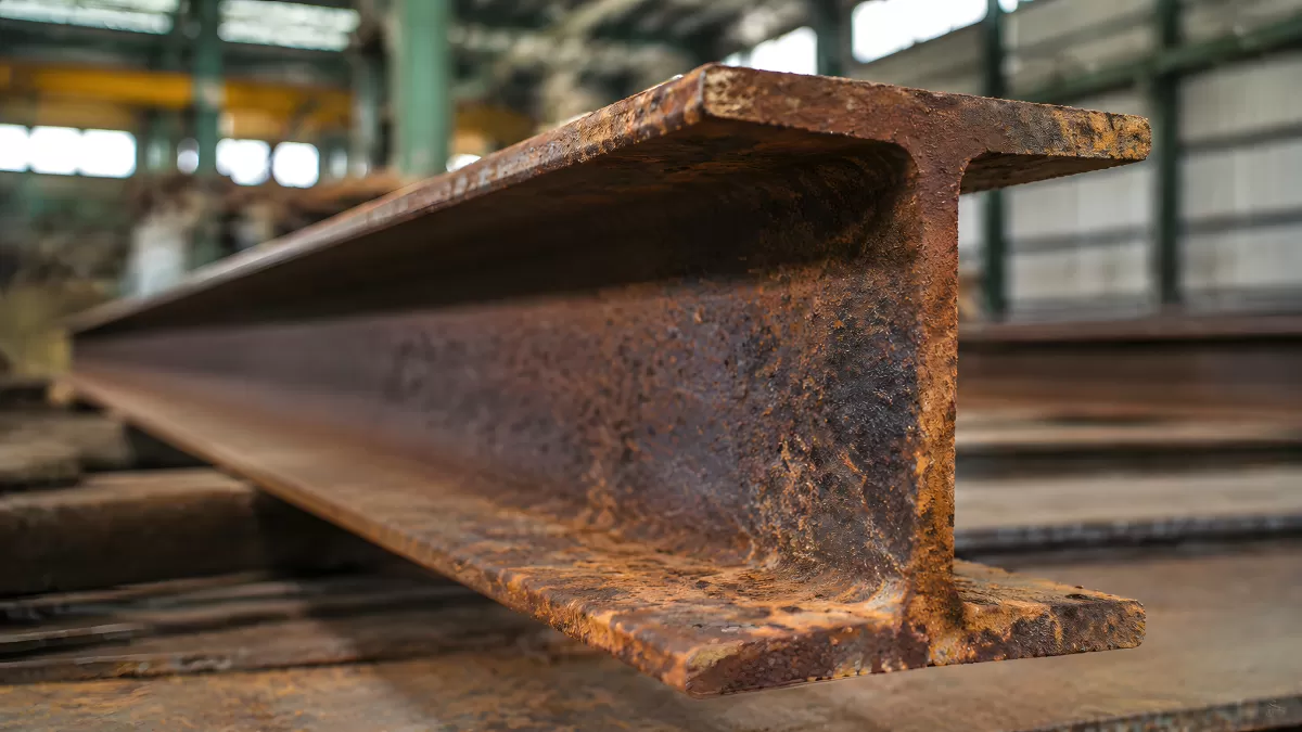 Verrosteter Stahlträger in einer Industriehalle