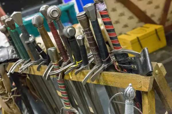 Verschiedene Arten von LARP Schwertern