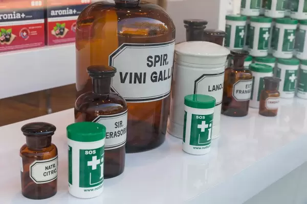 Verschiedene Arzneimittel in Gefäßen