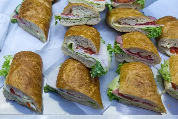 Verschiedene belegte Baguette Stücke