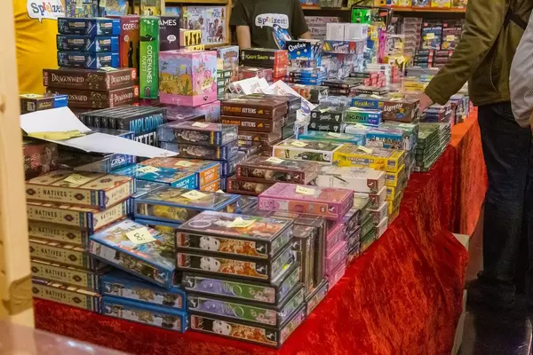 Verschiedene Brettspiele zum Verkauf auf einem Tisch gestapelt
