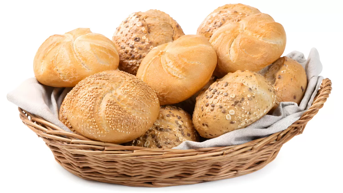 Verschiedene Brötchen im Weidenkorb mit Leinenserviette