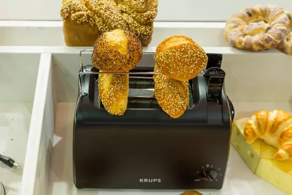 Verschiedene Brötchen und Gebäck auf einem schwarzen Krups-Toaster