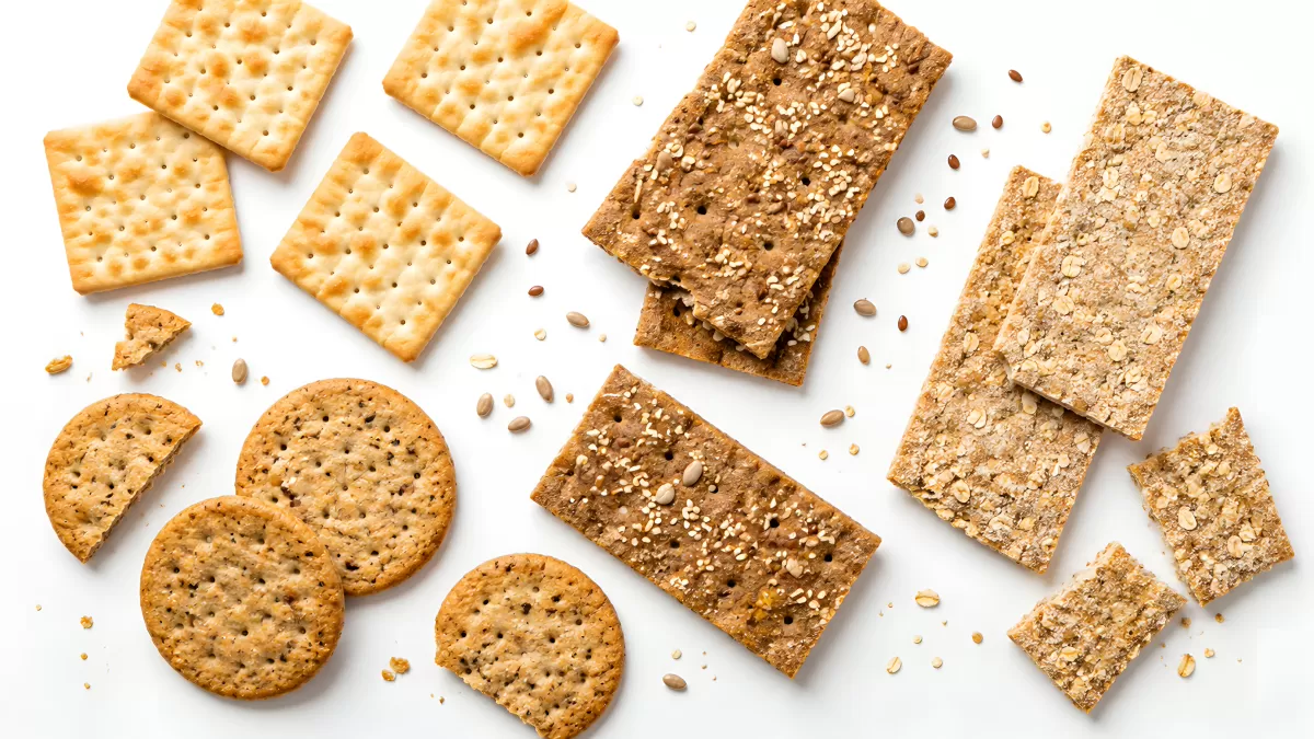 Verschiedene Cracker und Knäckebrot auf weißem Hintergrund