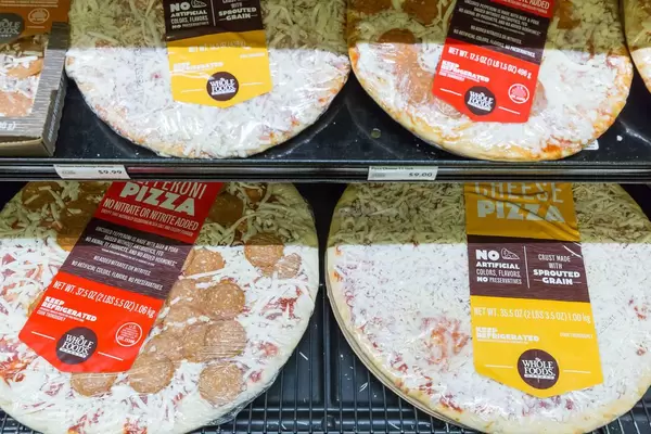 Verschiedene Fertigpizzen im Whole Foods Market