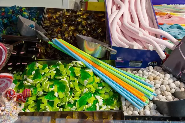 Verschiedene Fruchtgummi Sorten; grüne Frösche und Schlümpfe