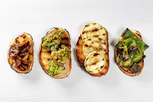 Verschiedene gesunde Sandwiches vom Grill, belegt mit frischem Gemüse