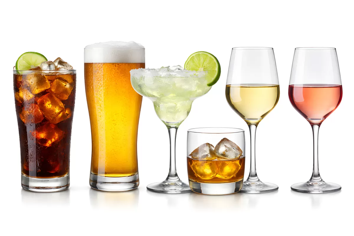 Verschiedene Getränke in Gläsern auf weißem Hintergrund