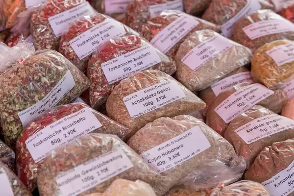 Verschiedene Gewürze in 80g und 100g Plastikbeuteln