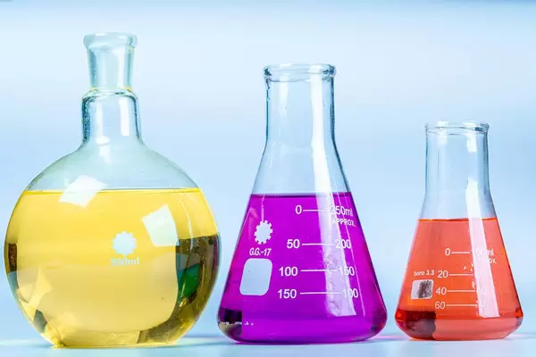 Verschiedene Glaskolben mit unterschiedlichen Testflüssigkeiten für chemische Experimente