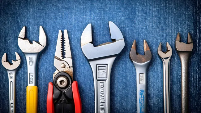 Verschiedene Handwerkzeuge auf blauem Hintergrund