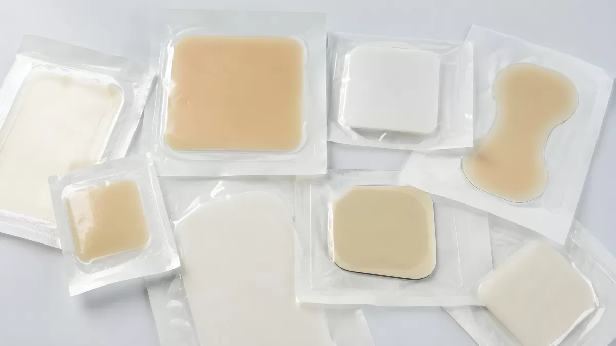 Verschiedene Hydrokolloid-Wundverbände in Verpackungen