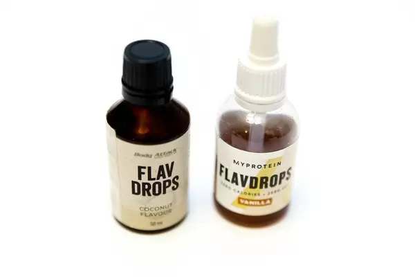 Verschiedene kalorienarme Geschmackstropfen zum aromatisieren von Speisen: MyProtein und Body Attack Flavdrops