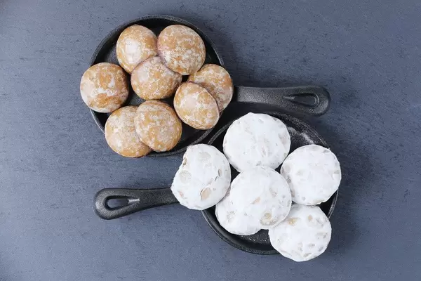 Verschiedene Lebkuchen in zwei Pfannen in obene Aufnahme