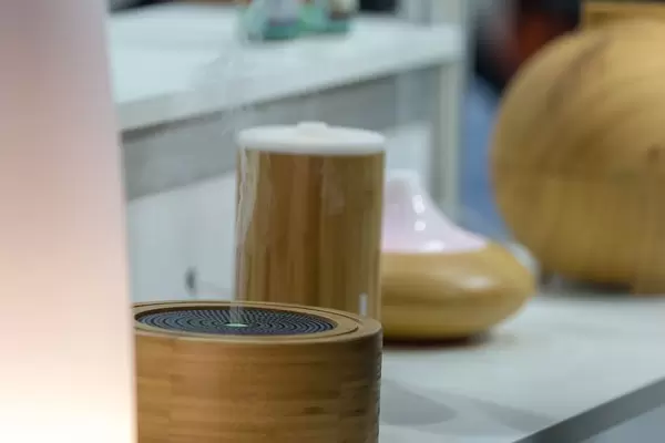 Verschiedene Luftreiniger in Holz-Optik. IFA Berlin 2018