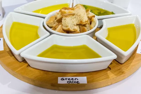 Verschiedene Olivenöle mit Brot zum Probieren