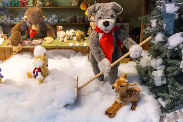 Verschiedene Plüschtiere: Bär mit Schneeschaufel, Kitz, Affe