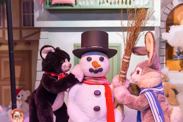 Verschiedene Plüschtiere: Katze, Schneemann, Hase